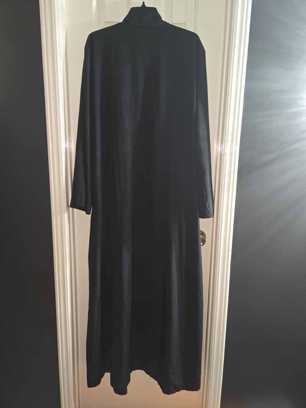 Sleek Black Robe - Picture 4 of 13